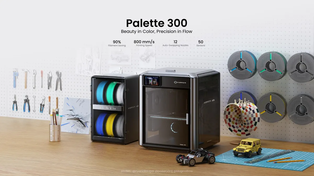 Imagem oficial da AtomForm Palette 300: impressora fechada de porta transparente ao lado do módulo de carretéis, sobre bancada de oficina, com os destaques 90% de economia de filamento, 800 mm/s, 12 bicos e 50 sensores