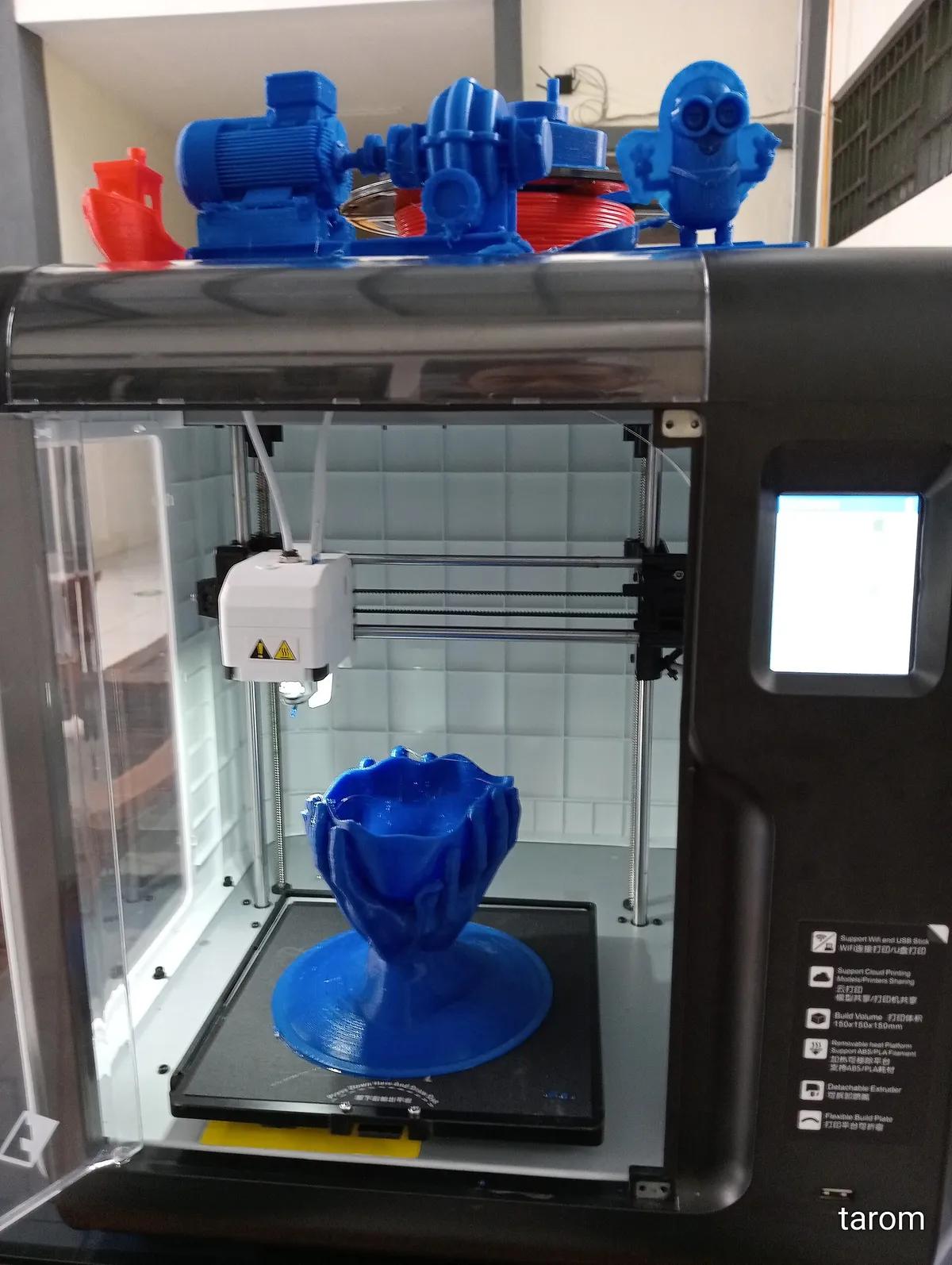 Rolo de filamento montado em uma impressora 3D